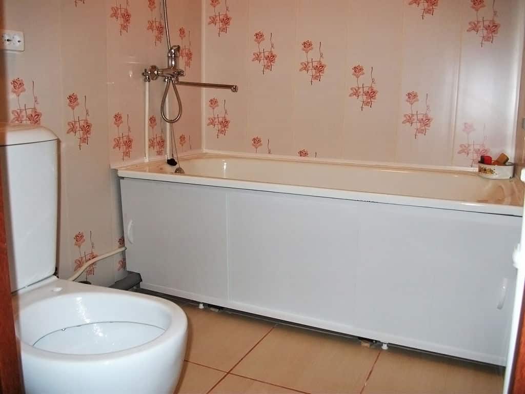 Ремонт недорого пвх. Отделка ванной панелями ПВХ. Пластиковая панель для ванны. Отделка ванны пластиковыми панелями. Ванна обшитая панелями.