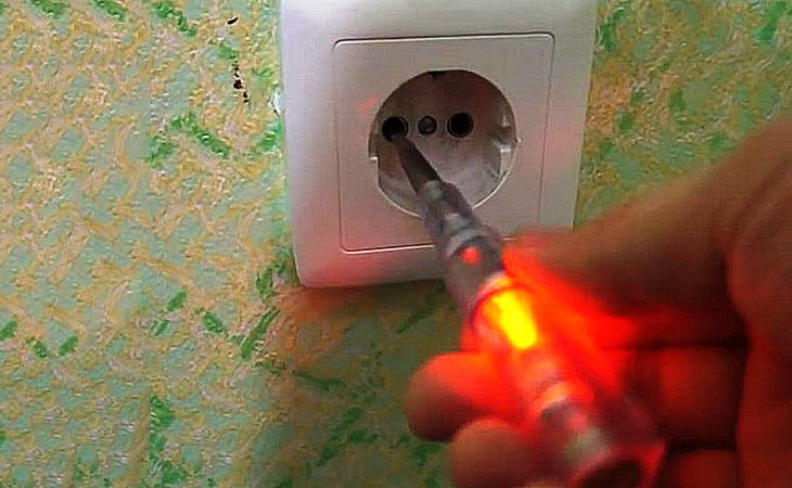 Почему в розетке две фазы