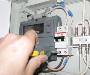 Возможна ли самостоятельная установка счетчика электроэнергии?