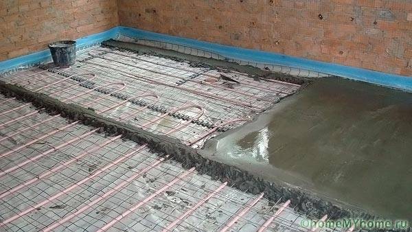 Заливка стяжки по маякам поверх водяного контура